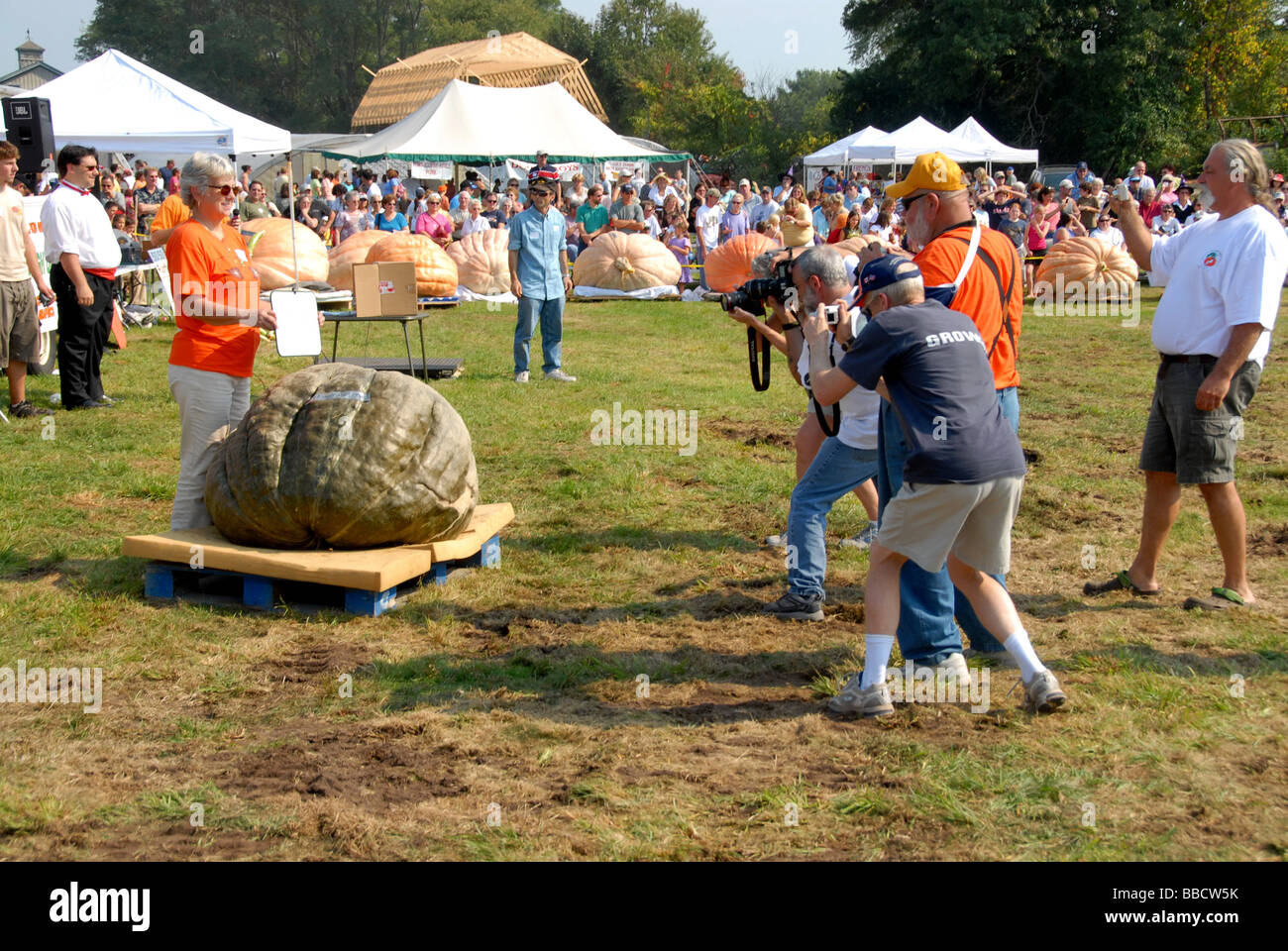 Riesige Squash im Riesenkürbis wiegen, Warren, Rhode Island, 2007 Stockfoto