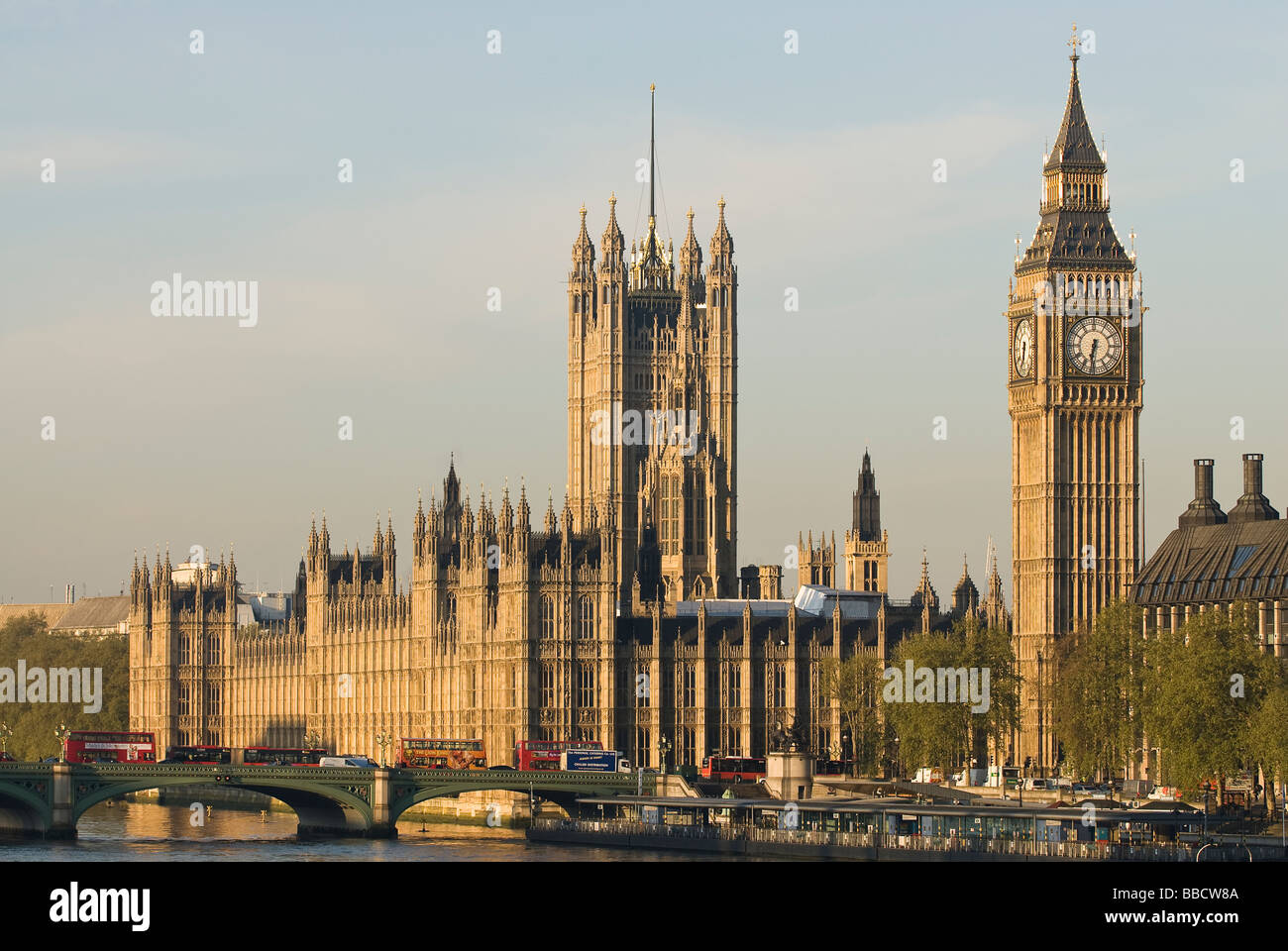 Ein Blick auf Westminster Bridge und die britische Houses of Parliament vom Südufer des Flusses Themse London England gesehen Stockfoto
