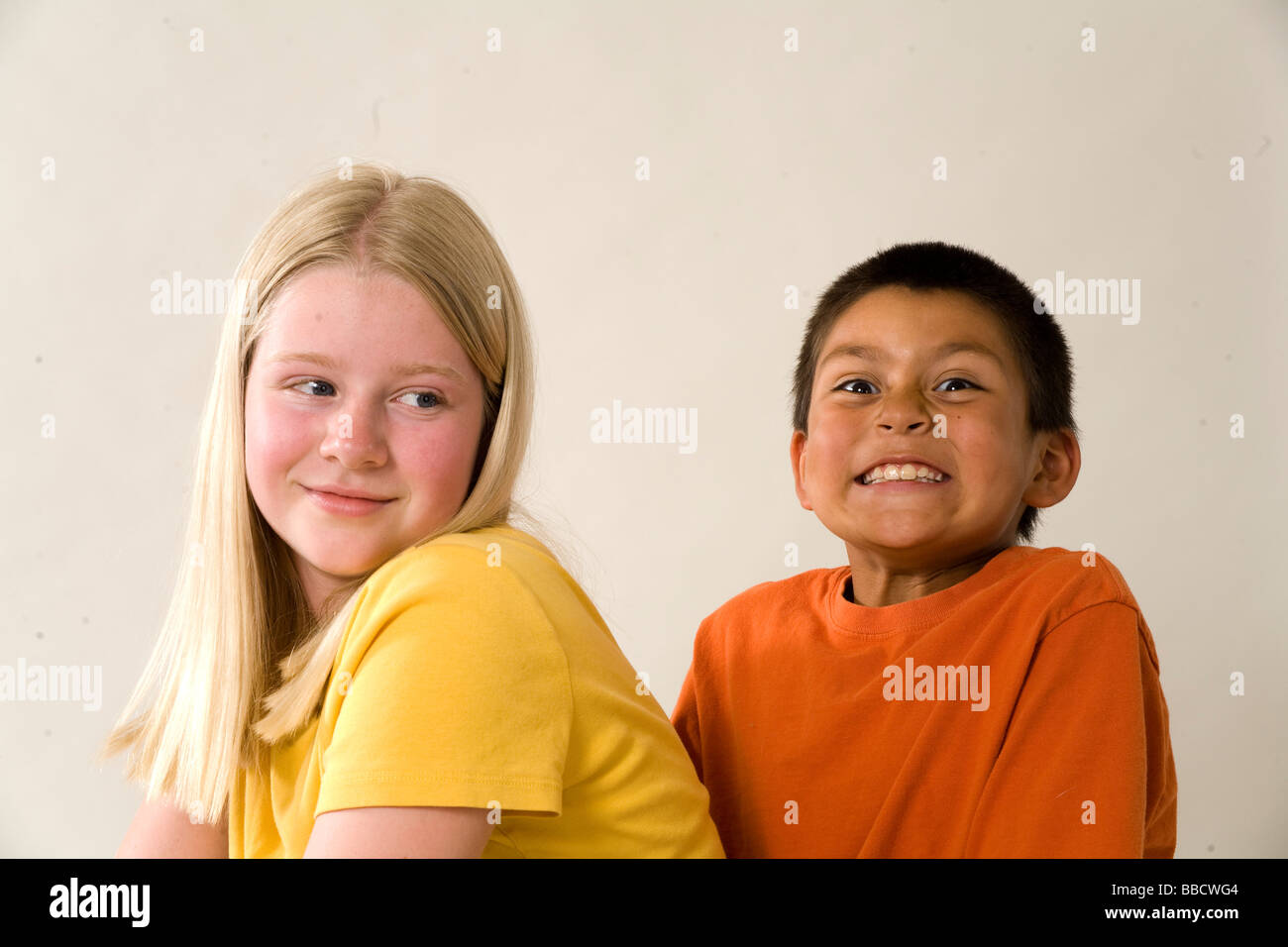 Multi ethnischen Rasse ethnisch Porträt des jungen Mädchens mit angenommenen Hispanic jüngeren Bruder USA silly Spaß Herr © Myrleen Pearson Stockfoto