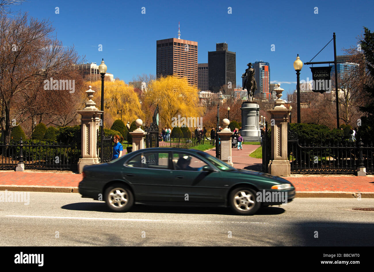 An den Eingang zum öffentlichen Garten von Bosten, Skyline des Finanzplatzes im Rücken, Boston, Massachusetts, USA Stockfoto