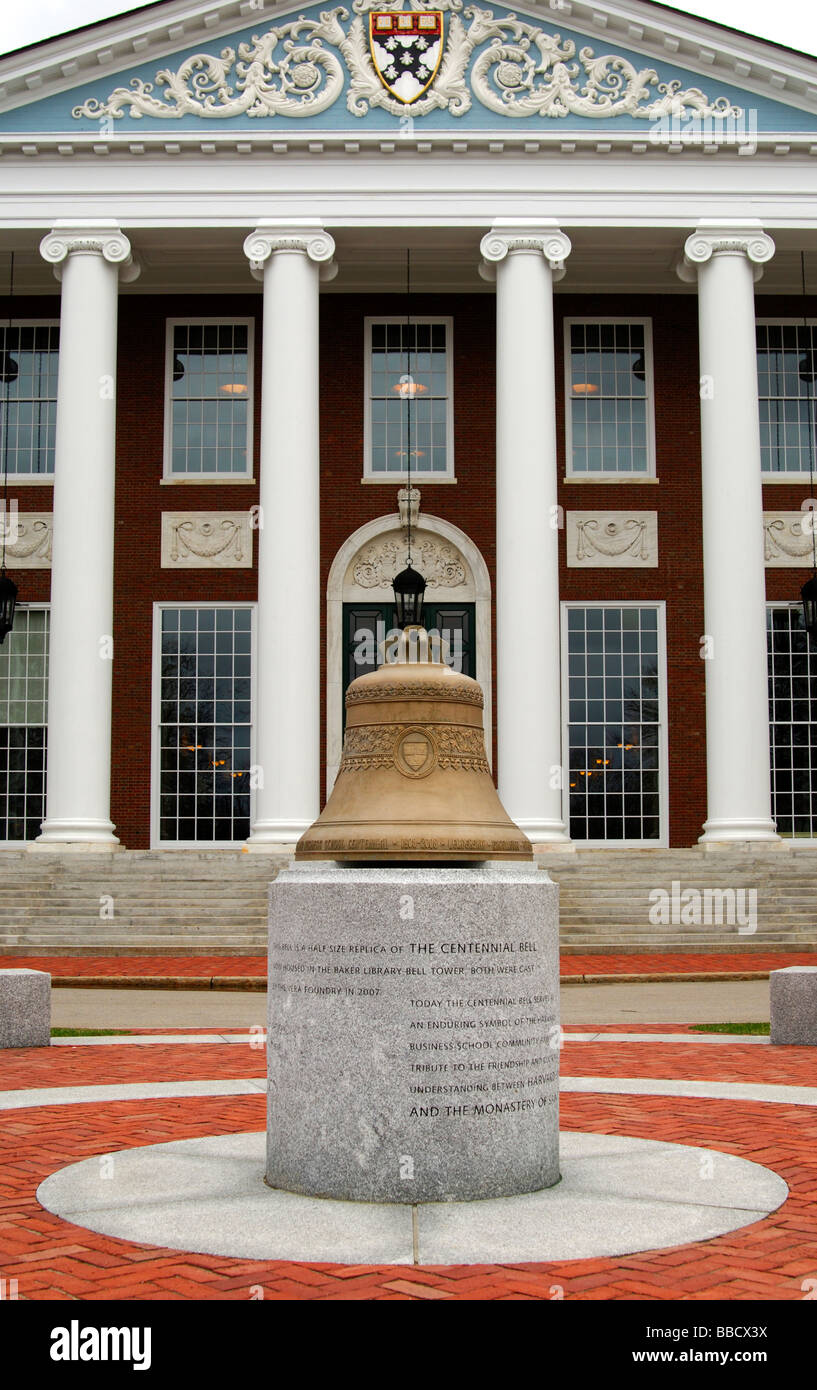 Replik der Centennial Glocke vor dem Bäcker Bibliothek, Harvard Business School, Allston, Boston, Massachusetts, USA Stockfoto