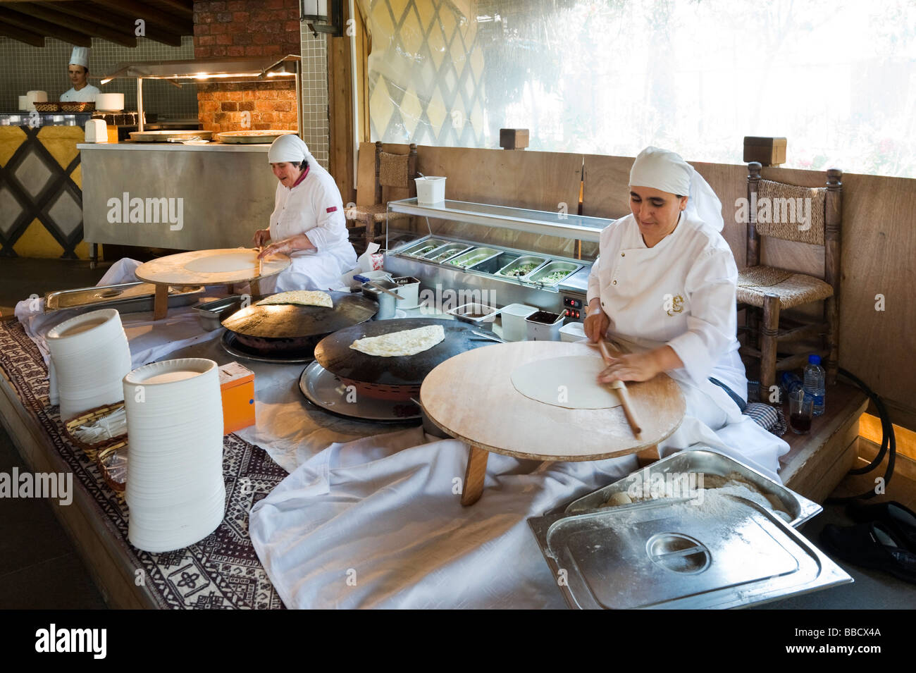 Frauen kochen Gerichte in einem Hotel in Side, Mittelmeerküste, Türkei Stockfoto