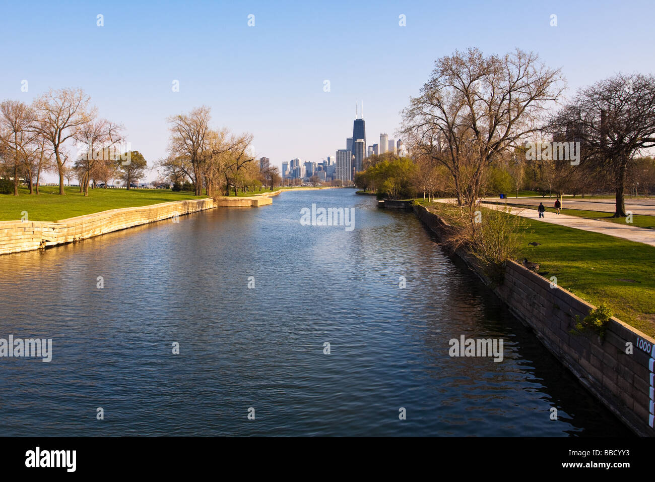 Blick auf die Skyline von Chicago mit dem John Hancock Center vom Fluss im Lincoln Park Stockfoto