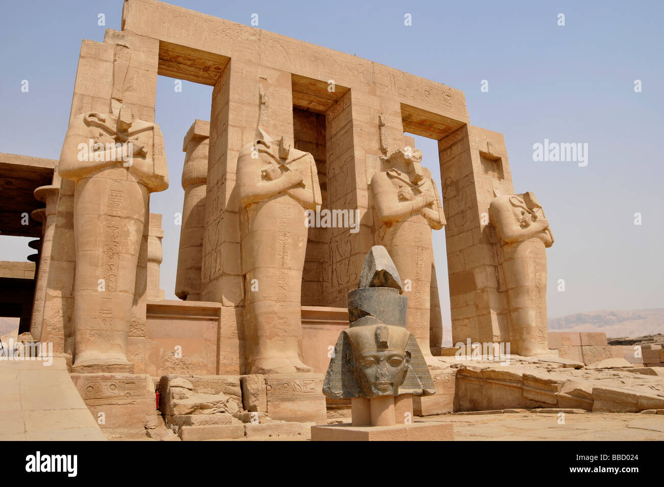 Oberägypten Luxor W Bank das Tal der Könige das Ramesseum Tempel Blick auf die riesigen geformten Säulen Stockfoto