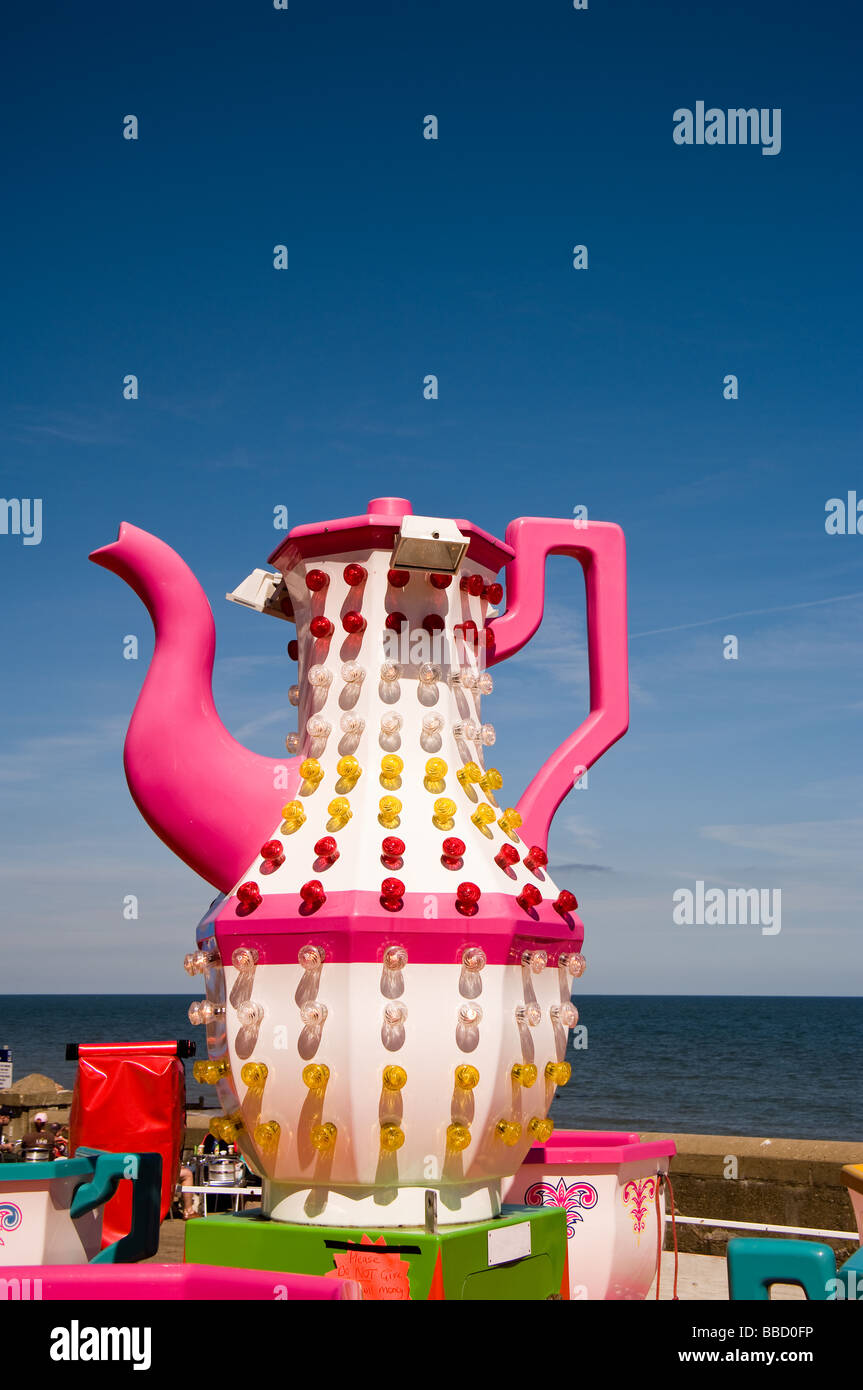 Eine riesige Teekanne unterwegs eine fröhliche Runde am Meer Cromer  Stockfotografie - Alamy