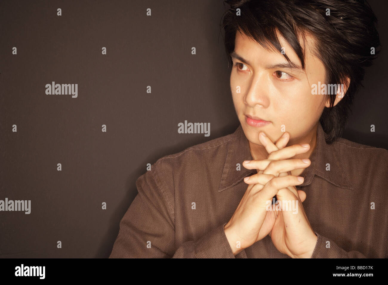 Junger Mann, Hände, wegsehen, Porträt Stockfoto