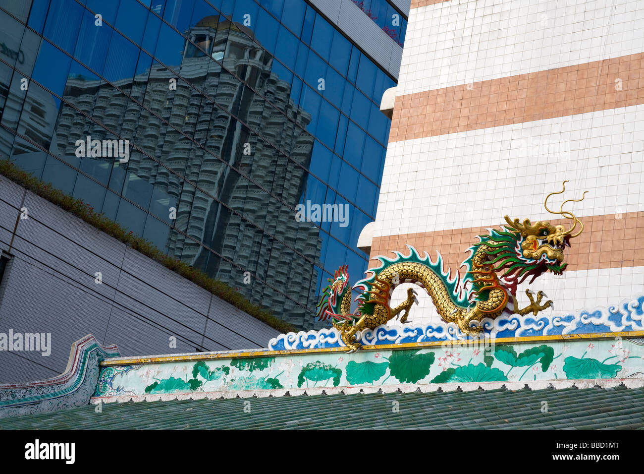 Drache auf Dach der chinesischen Tempel in der Nähe von Saphan Taksin Skytrain Station; Bangkok, Thailand Stockfoto