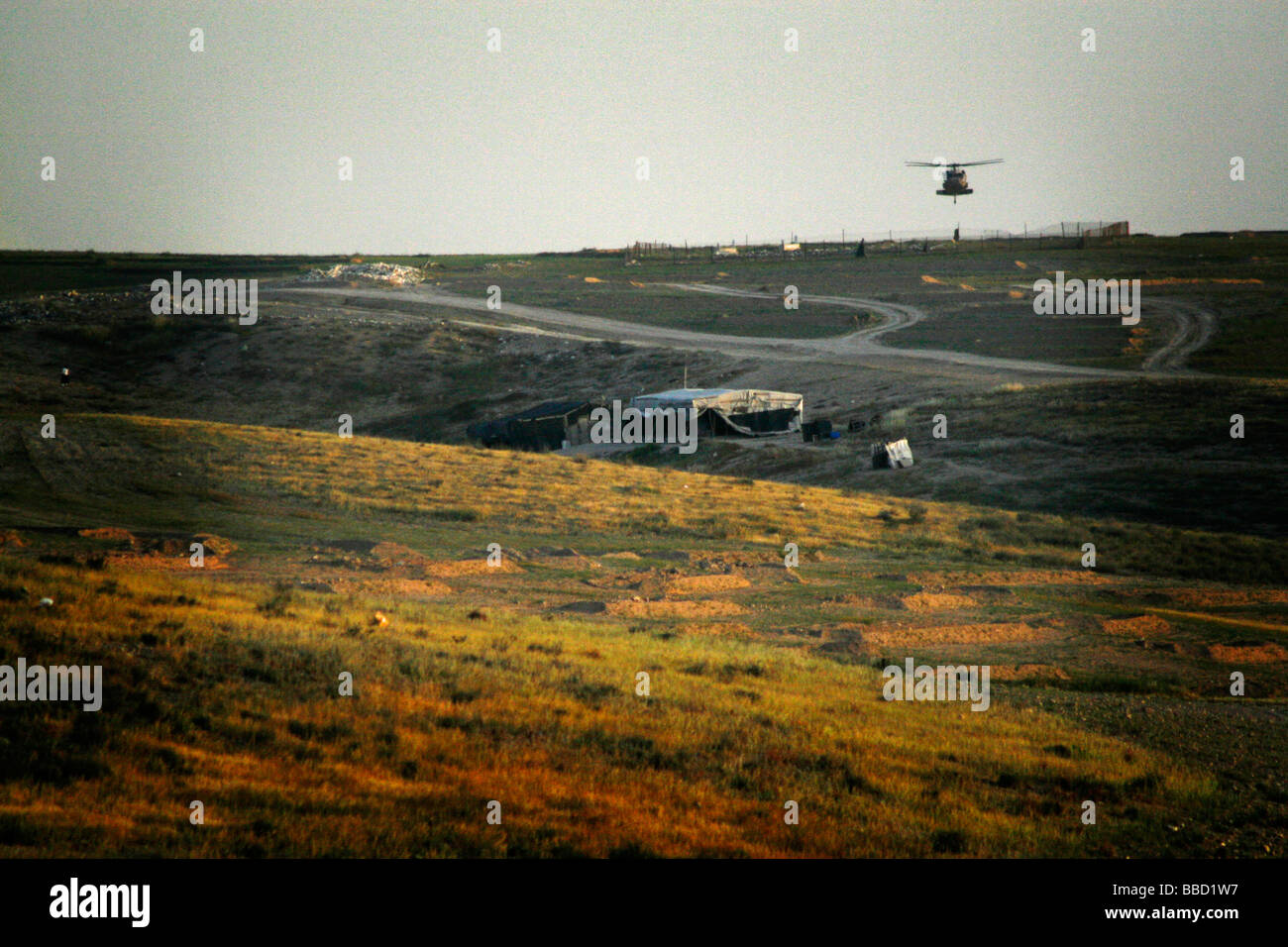 Ein israelische Armee Hubschrauber hält in den Himmel über ein Zelt in unbekanntes Dorf El Araqeeb. Negev-Wüste, Israel. Stockfoto