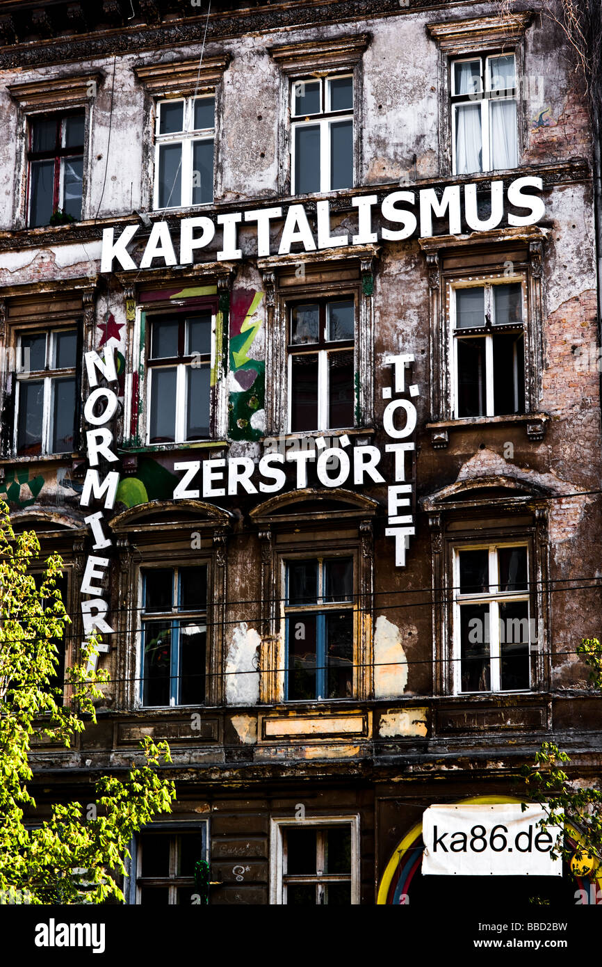 Eine Fassade bedeckt mit anti-kapitalistischen Nachrichten an die besetzten Gebäude bei Kastanienallee 86 in Berlin Stockfoto