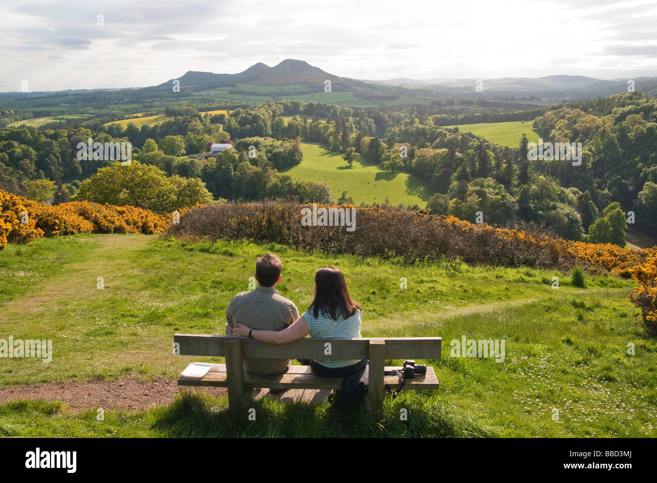 Junges Paar aufhören zu fotografieren und bewundern Sie die Eildon Hills in Scottish Borders Scotts Stockfoto