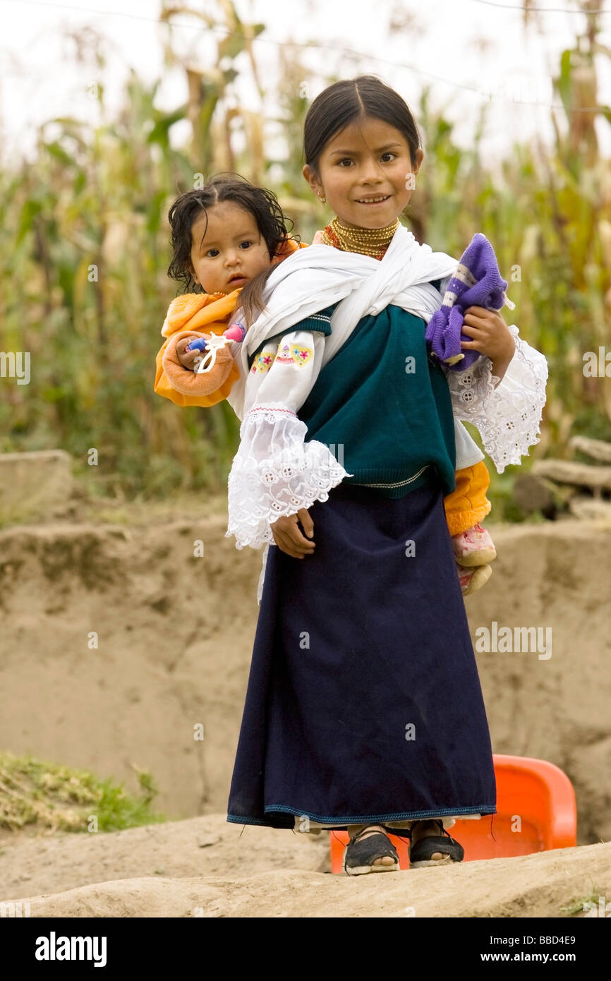 Junge einheimische ecuadorianischen Mädchen mit Baby - in der Nähe von Otavalo - Provinz Pinchincha, Ecuador Stockfoto