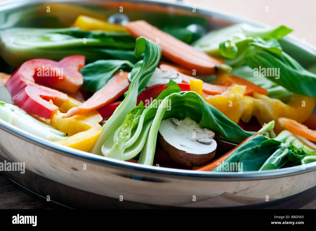 Gemüse unter Rühren braten Chinakohl Pilze Paprika Karotten Stockfoto