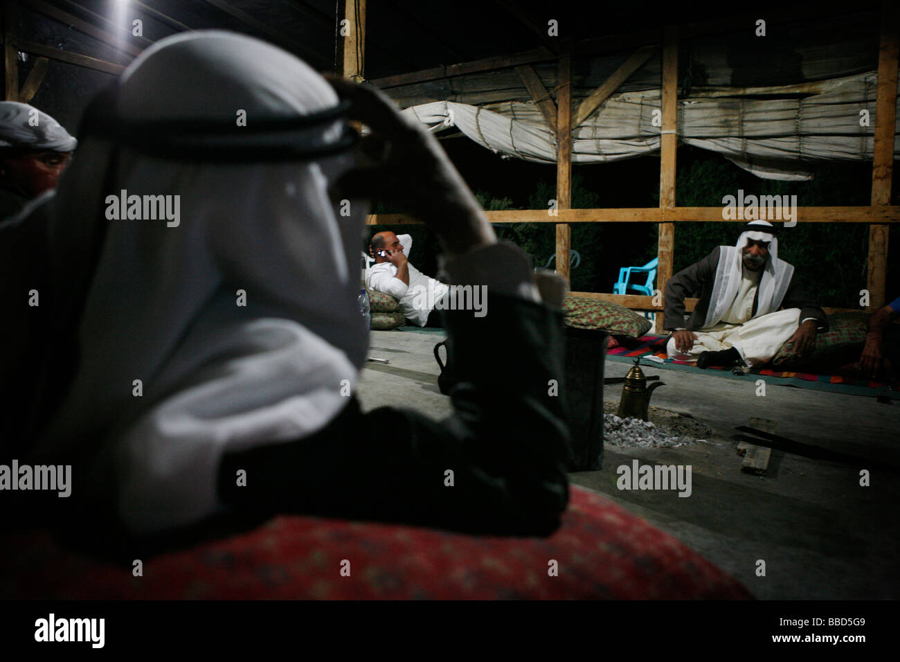 Männer treffen sich in der gemeinsamen Dorf-Zelt. Dieses Zelt ist von Männern benutzt, für Mahlzeiten, Tagungen, Kaffee und Geselligkeit zu erfüllen. El Araqeeb. Stockfoto