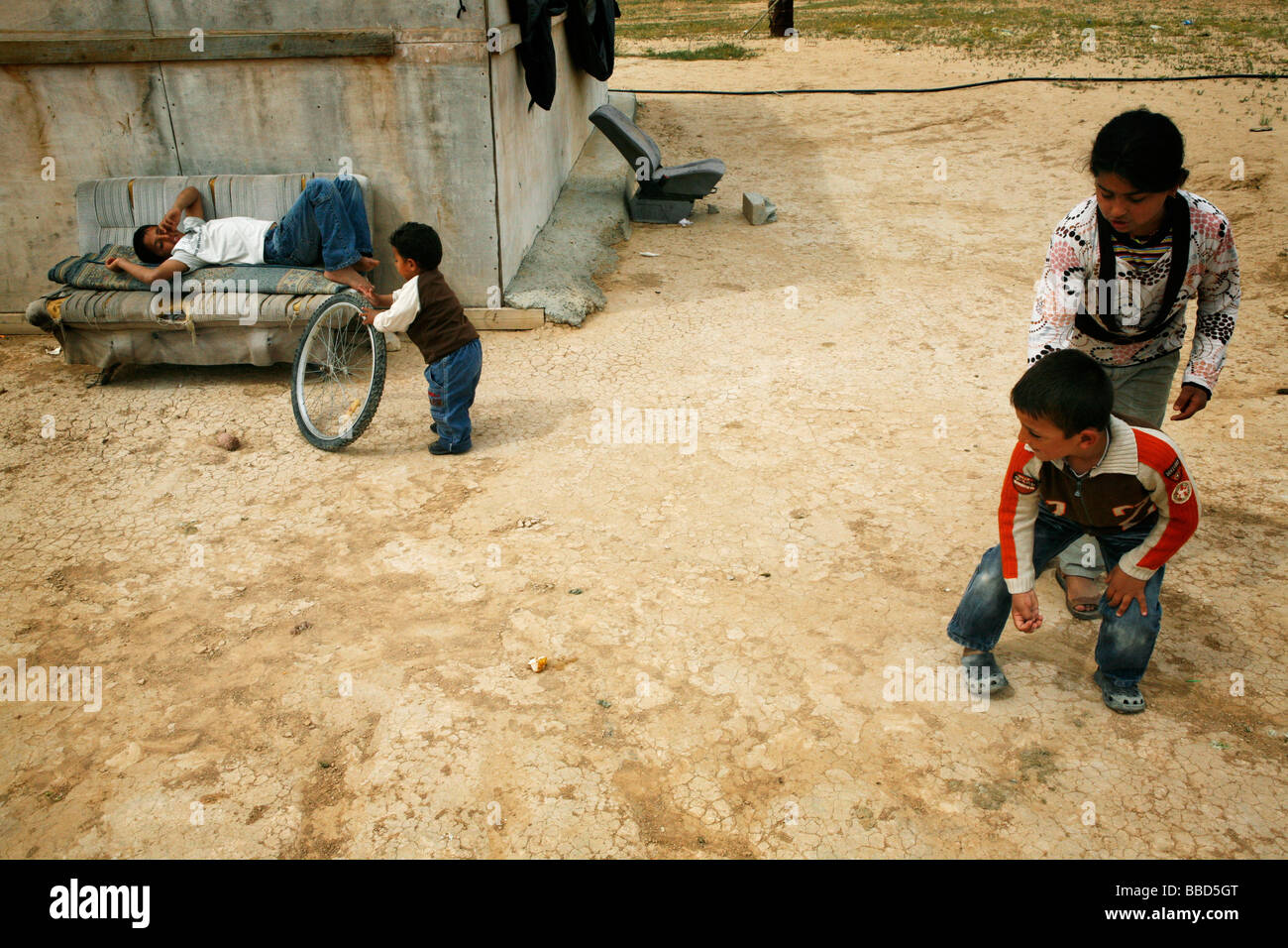 Kinder spielen vor ihrem Haus im Dorf El Araqeeb. Stockfoto