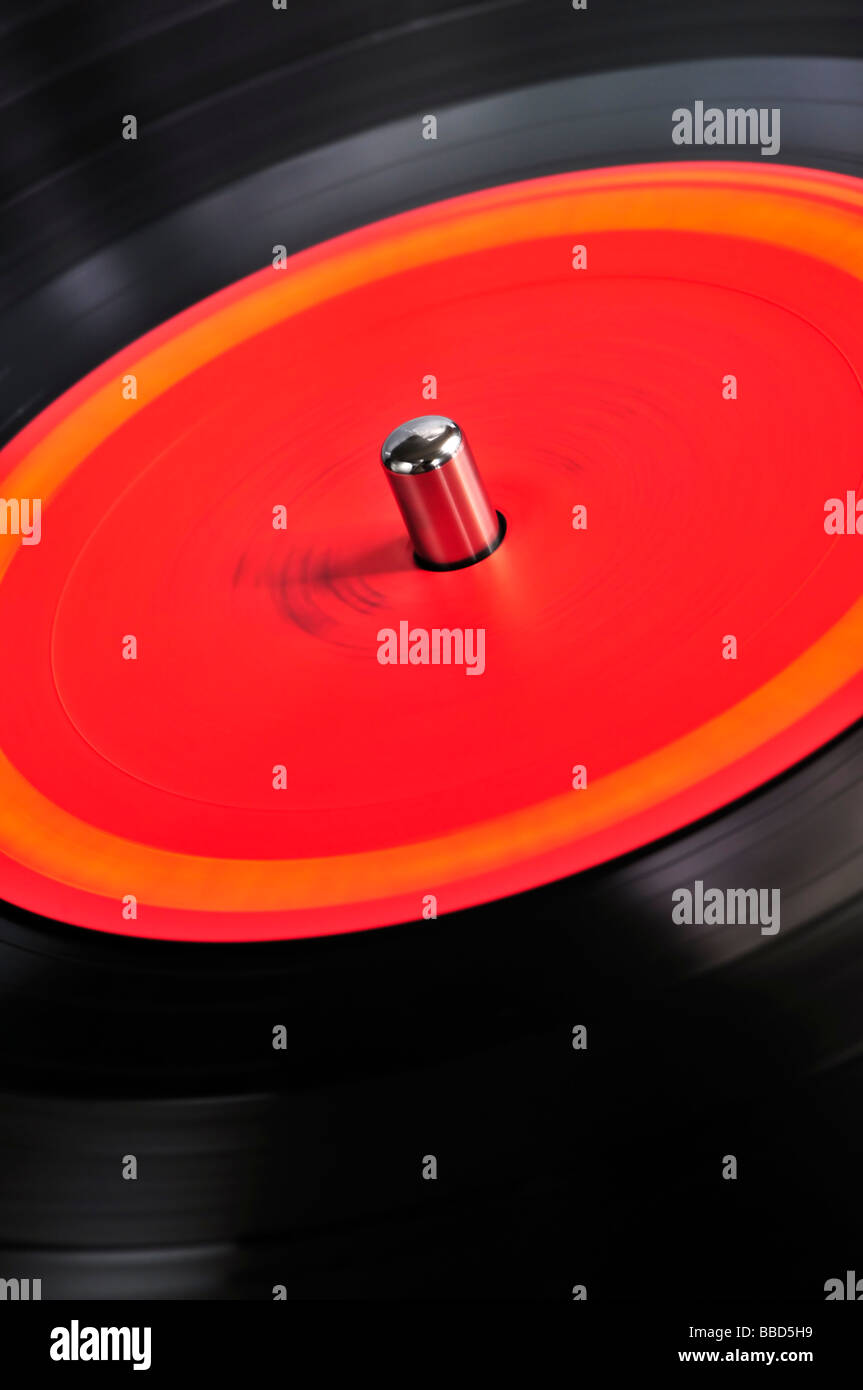 Vinyl-Platte drehend auf Plattenspieler hautnah Stockfoto