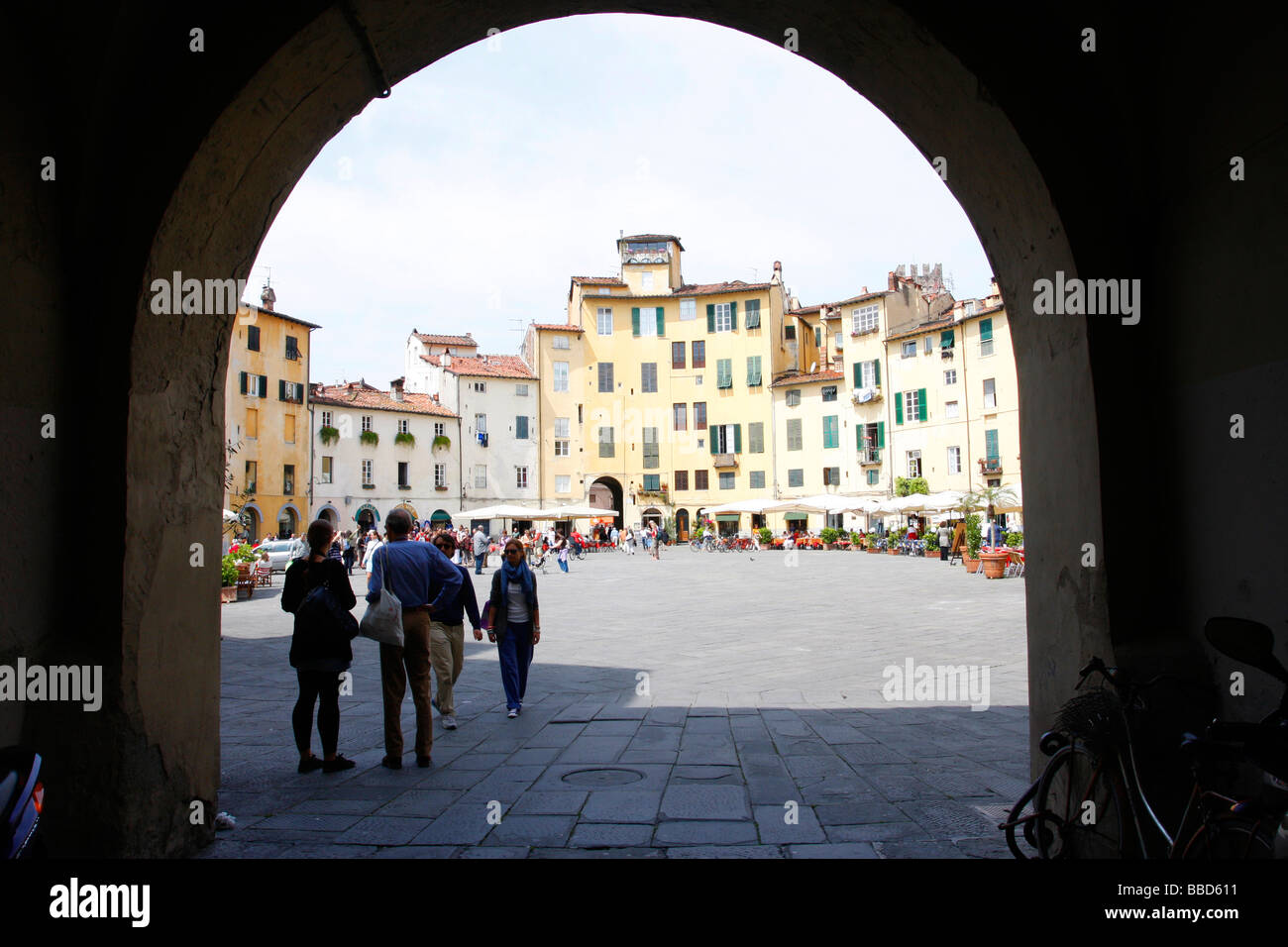 Touristen genießen die Piazza des Amphitheaters, "Piazza Anfiteatro" auf der original-Website von Roman Amphitheatre in Lucca gebaut, Stockfoto