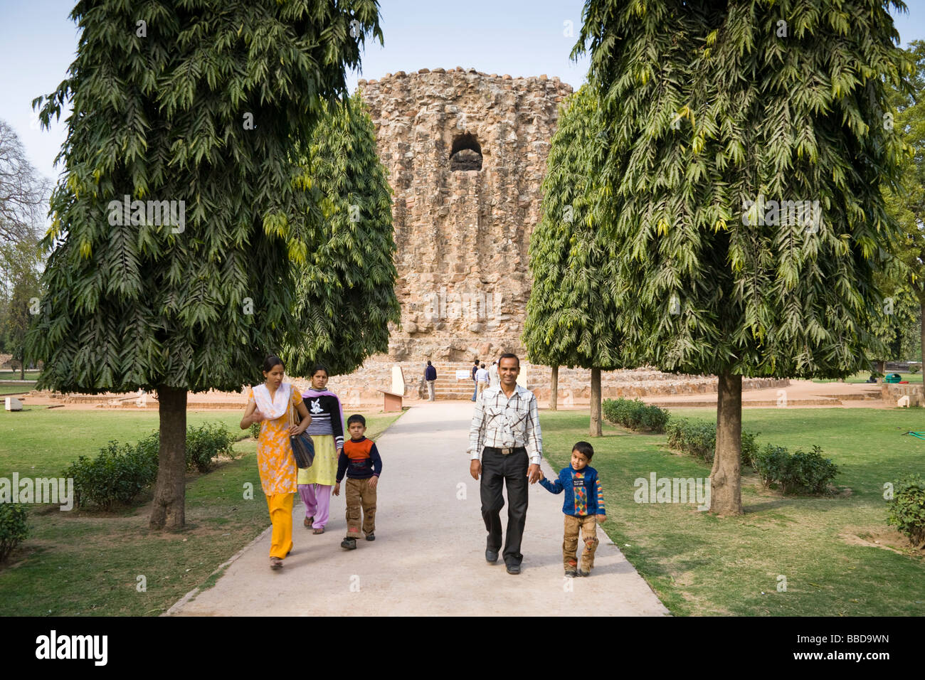 Passanten vor der Alai Minar, im Qutb Minar-Komplex, Delhi, Indien Stockfoto