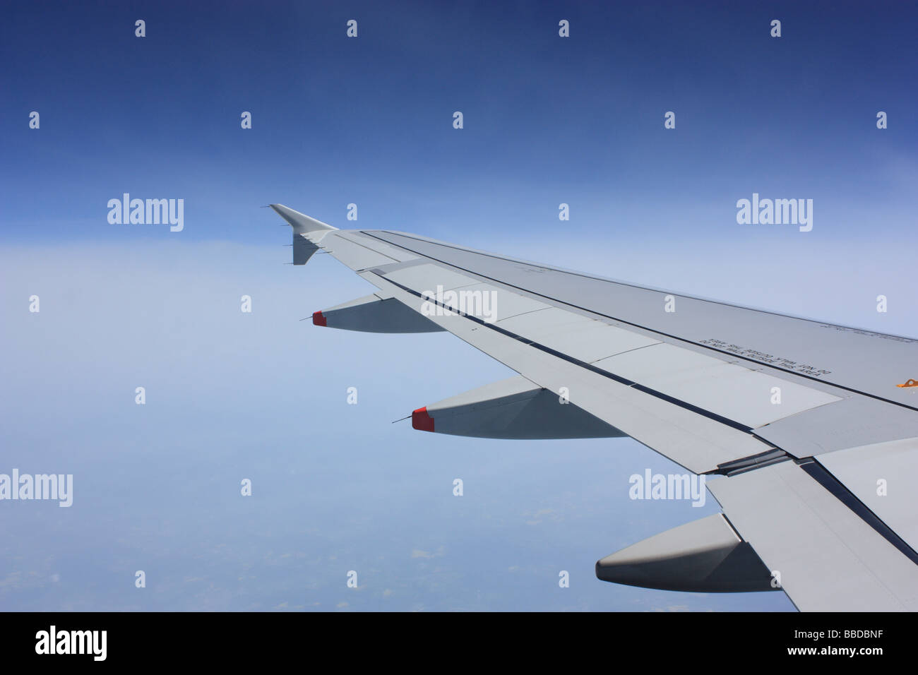 Der Blick aus dem Fenster ein Airbus A320-Düsen Stockfoto