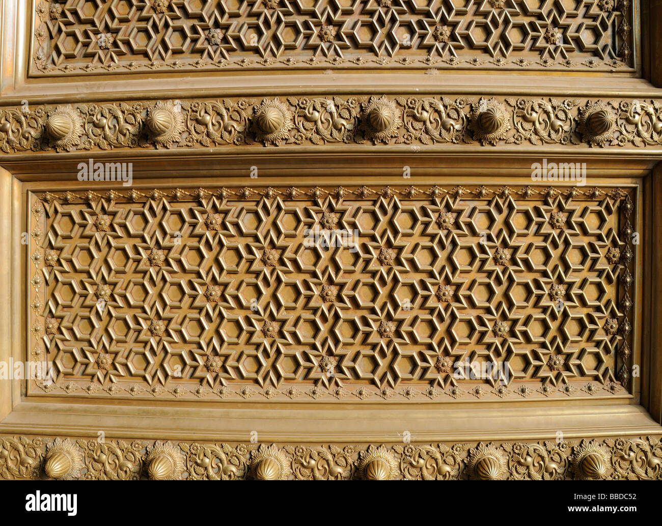 Metalltür mit ein sich wiederholendes Muster von Sternen, Sechsecke und kreuzt. City Place, Jaipur Rajasthan, Republik Indien. Stockfoto