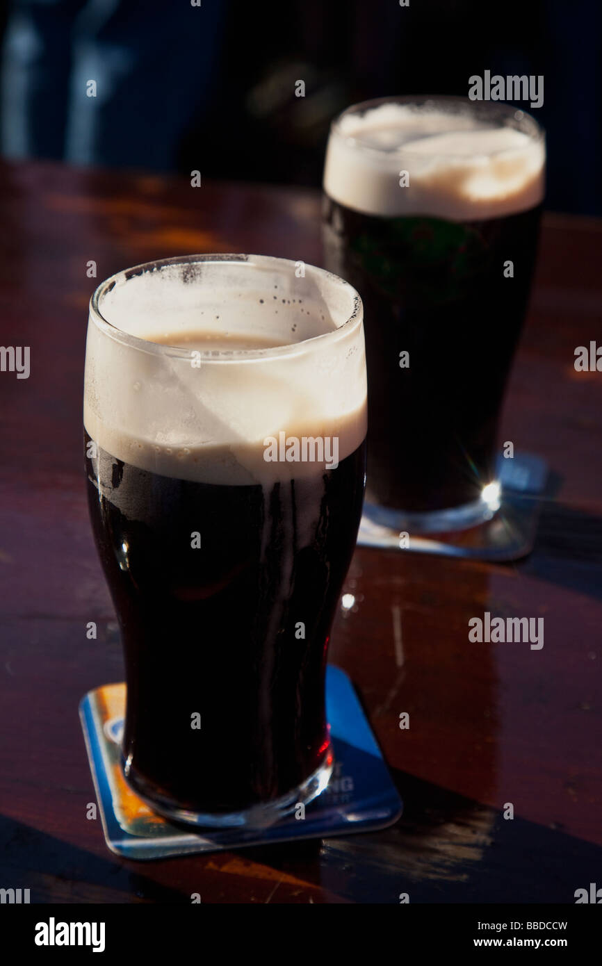 Zwei 2 Pints Guinness stout Irland-Eire-Irland Stockfoto