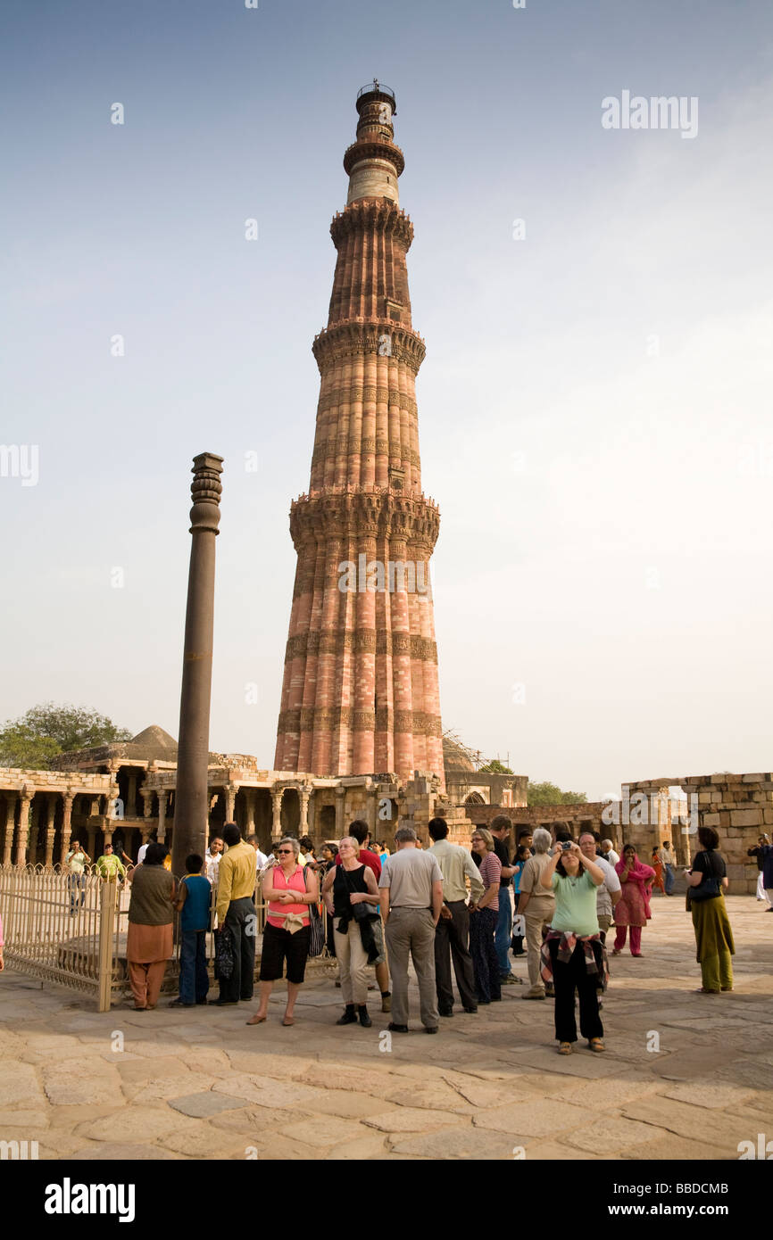 Der Qutb Minar Turm und eisernen Säule im Qutb Minar-Komplex, Delhi, Indien Stockfoto