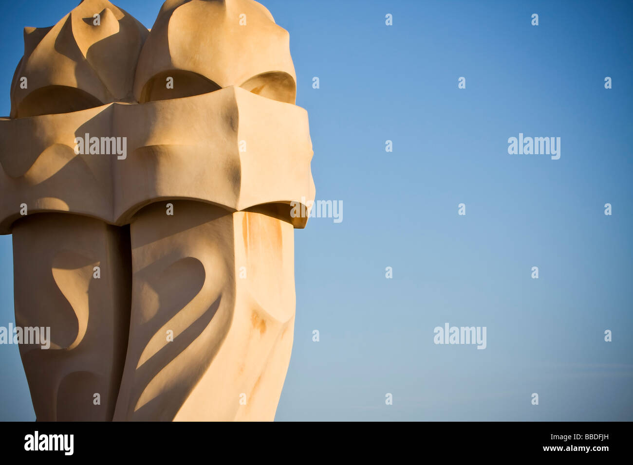 Seite beleuchtet Schornsteine auf blauen Himmel auf dem Dach der Casa Milà von Gaudi. Barcelona, Spanien. Stockfoto