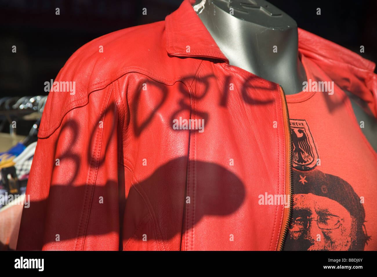 Bright Red Jacket im Schaufenster, mit dem Schatten des Wortes Boogie über ihn Stockfoto