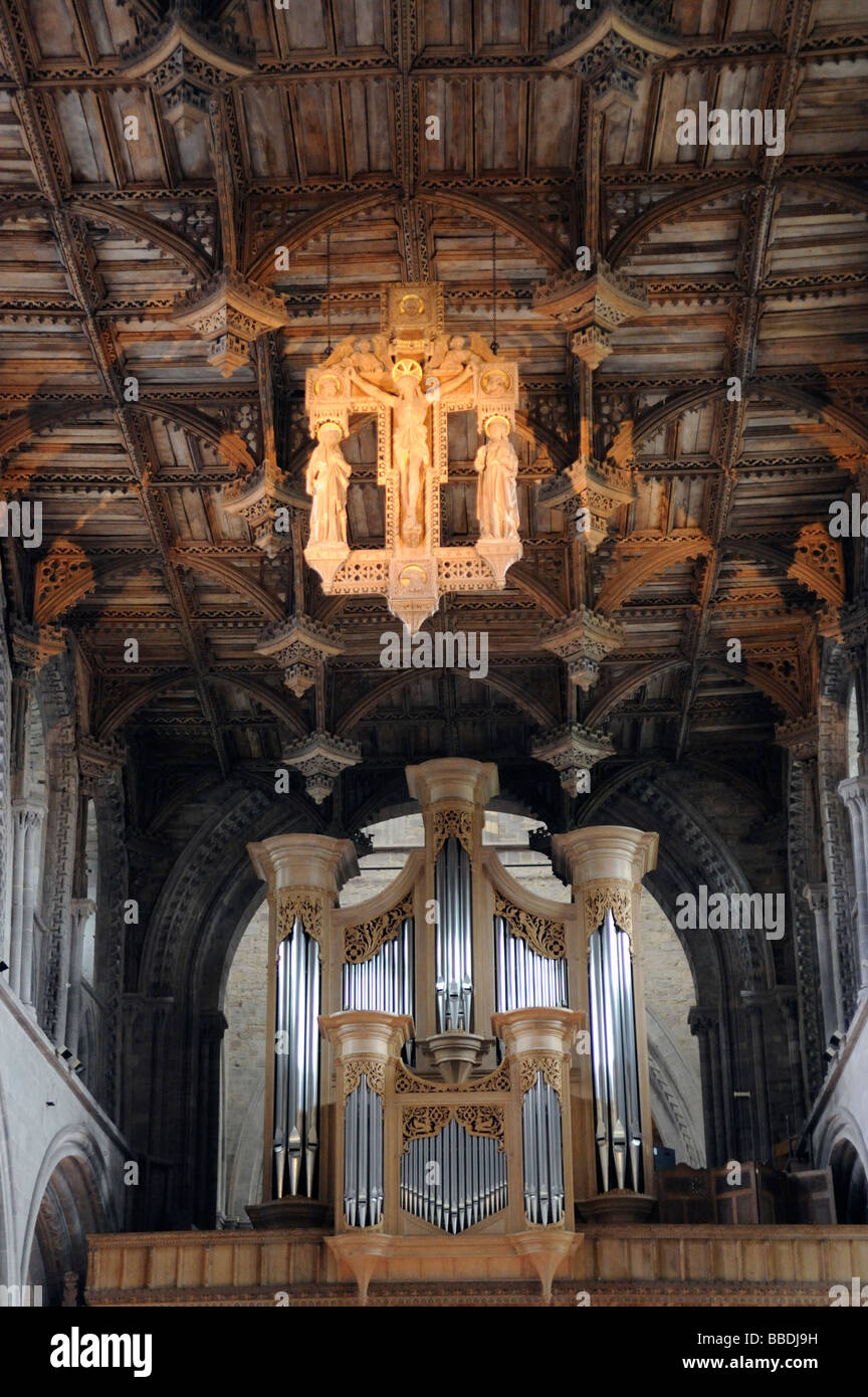 Detail, Holzdecke, Kruzifix und Orgel Saint Davids Kathedrale Saint Davids Stadt Pembrokeshire Wales UK Stockfoto