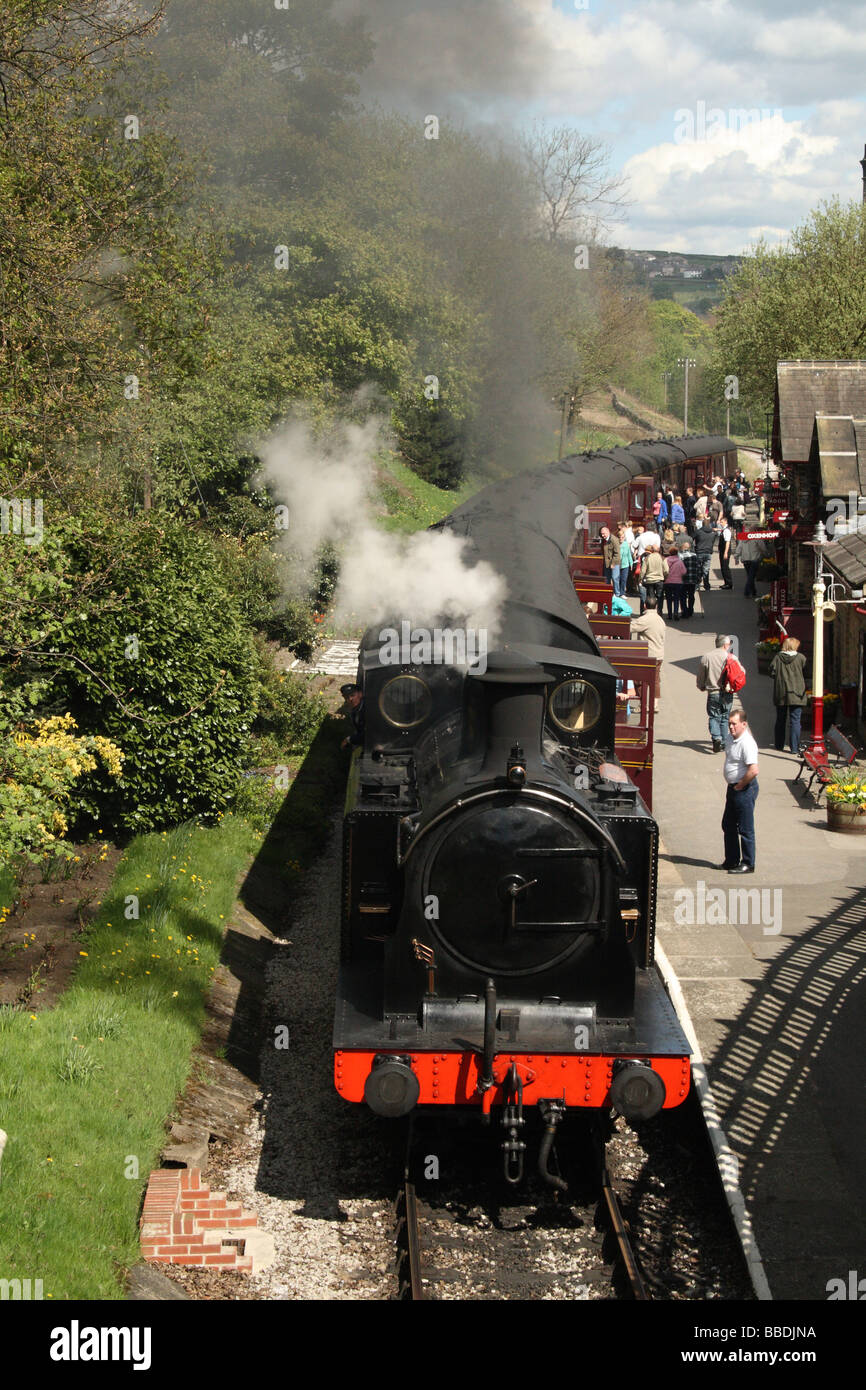 Dampfzug 957 (BR Nr. 52044) ist eine ehemalige Lancashire & Yorkshire Railway Klasse 2 Keighley Wert Valley Railway Haworth Stockfoto