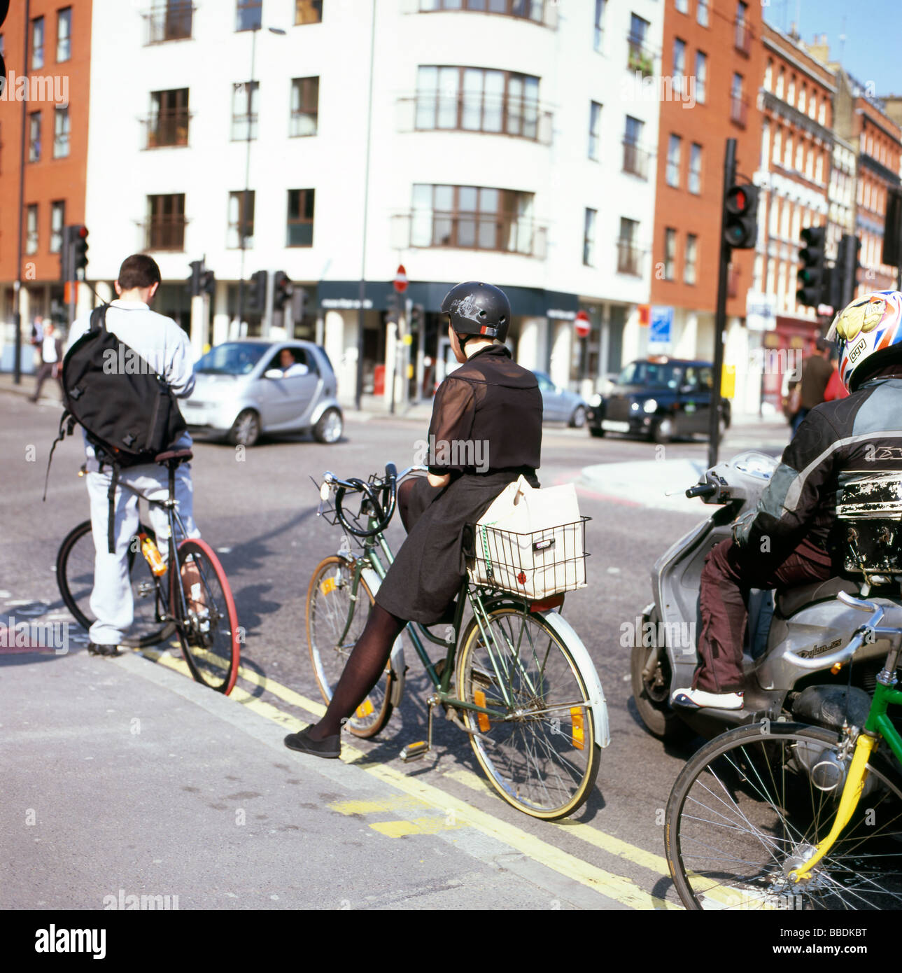 Radfahrer in der Warteschlange an der Ampel an der Kreuzung von Clerkenwell Road und Farringdon Road in London England UK KATHY DEWITT Stockfoto