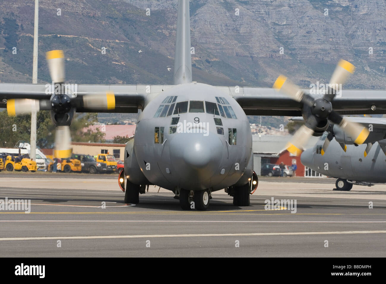 Lockheed C-130 Hercules Turboprop-Flugzeug bei einer Flugshow auf Ysterplaat Air Force Base, Cape Town, Südafrika. Stockfoto