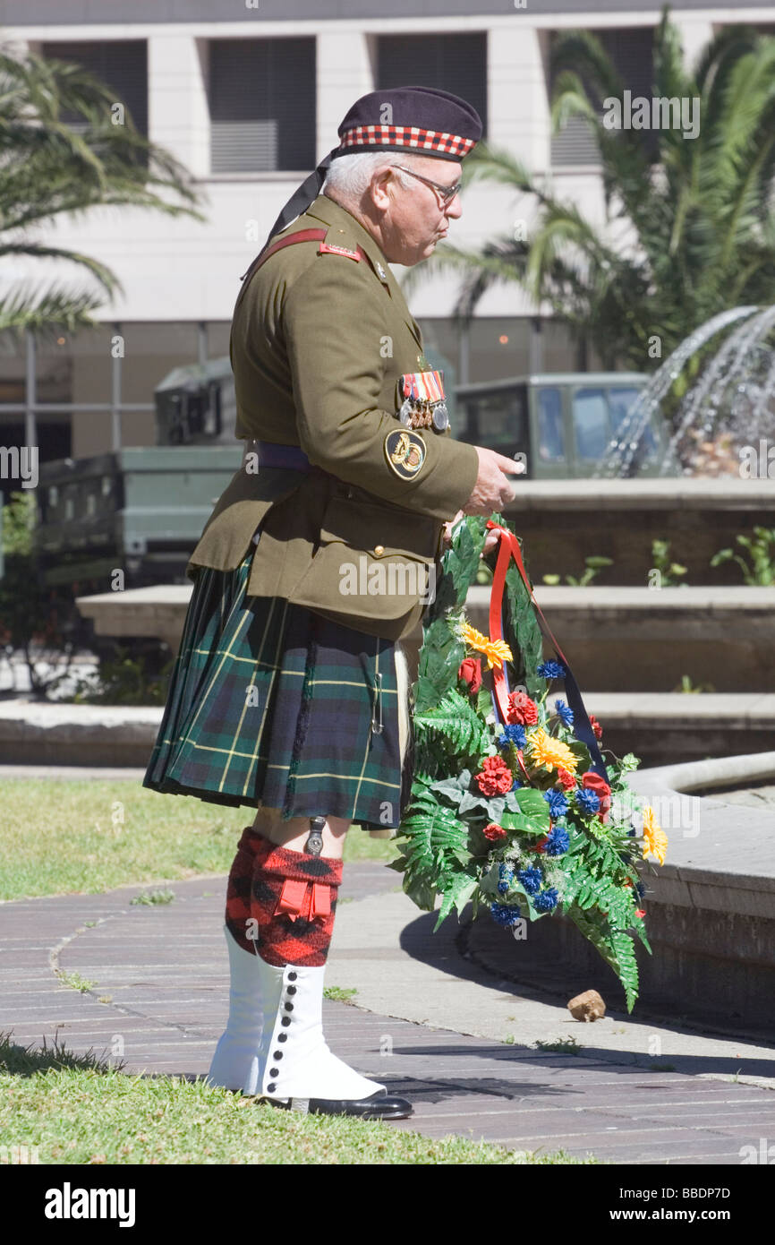 Ein Warrant Officer von Cape Feldartillerie legt einen Kranz zum Gedenken an Tag des Waffenstillstands am 9. November 2008 in Kapstadt Stockfoto