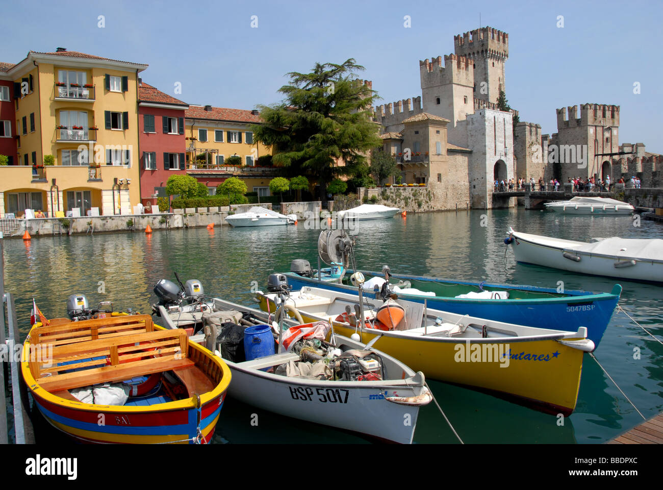 Sirmione-Hafen und die Burg, Gardasee, Italien Stockfoto