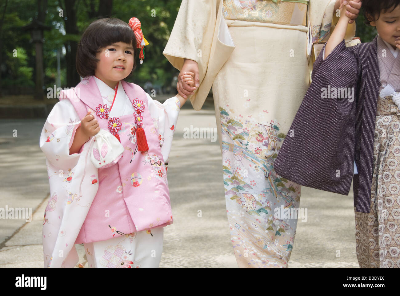 Junge Mädchen tragen kimono Stockfoto