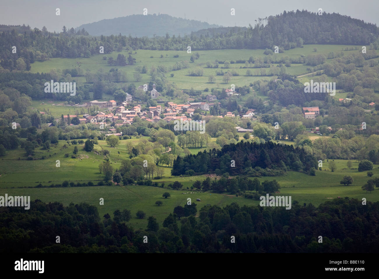 Das Beaune le Chaud Dorf, liegt in der Auvergne Vulkane Nature Reserve (Frankreich). Dorf de Beaune le Chaud, En Auvergne. Stockfoto