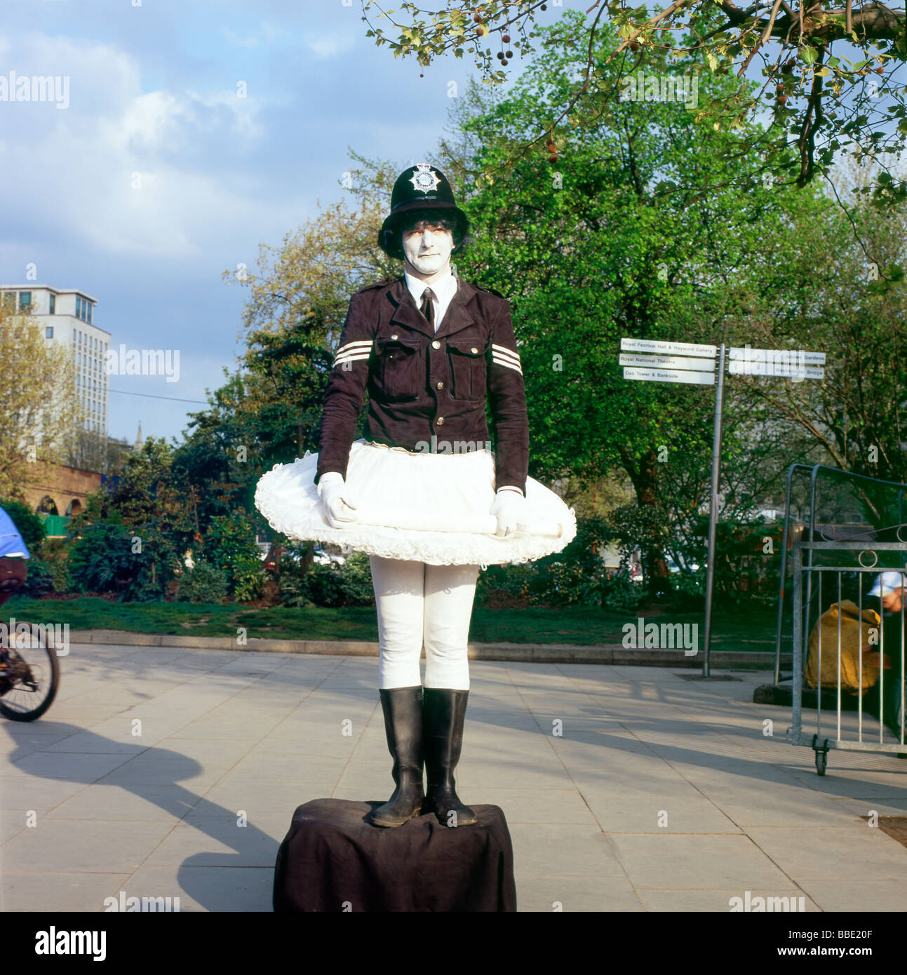 Ein Londoner Southbank comic MIME-Straße Polizisten Darsteller tragen eine Metropolitan Police Uniform und einer weißen Tutu England UK Stockfoto