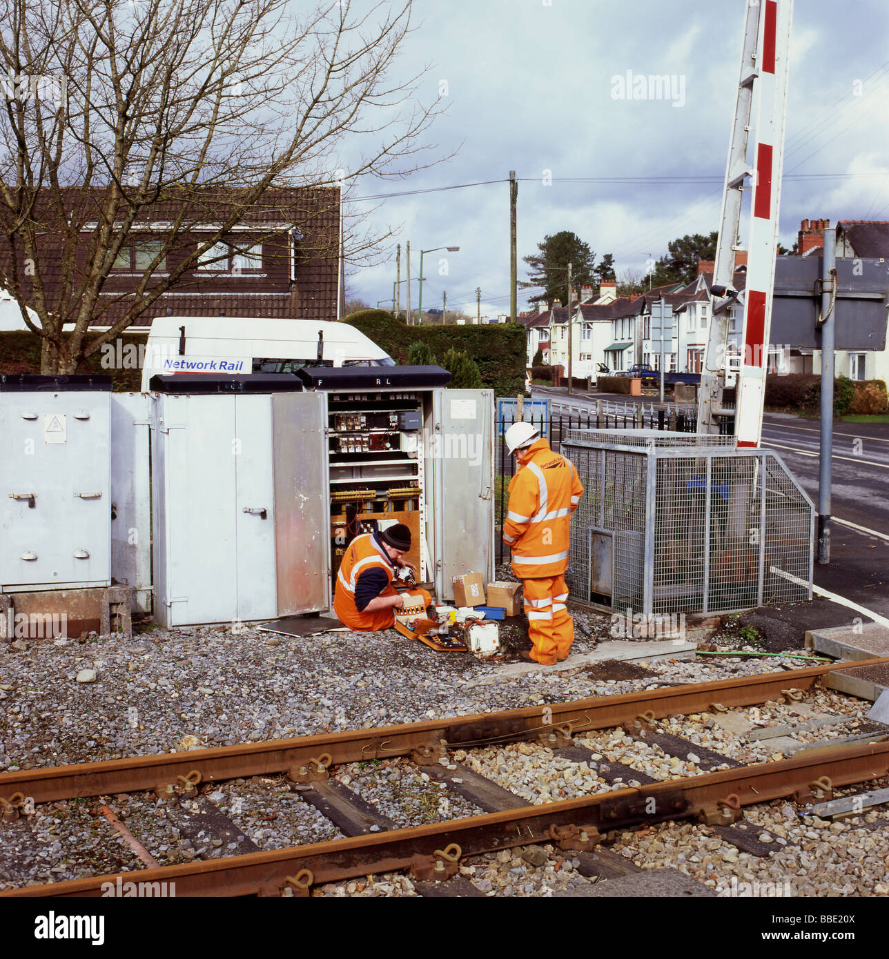 Mitarbeiter von Network Rail mit Schutzhelm arbeiten an der Abzweigdose Llandovery auf der Eisenbahnstrecke Carmarthenshire Wales UK Stockfoto