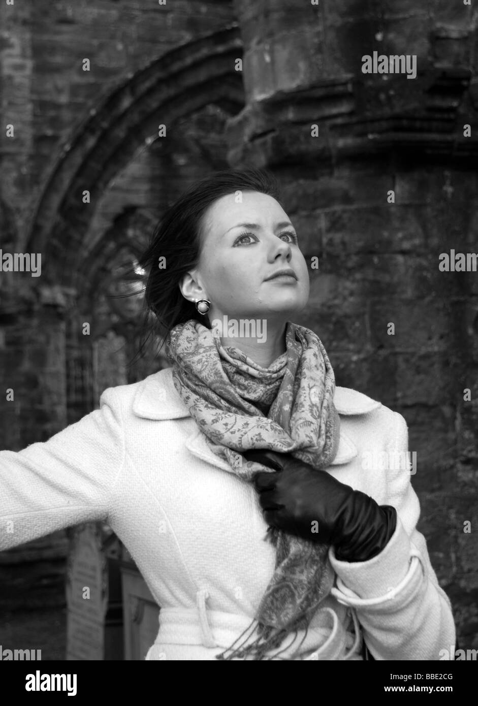 Modell in der zerstörten Kathedrale Stockfoto