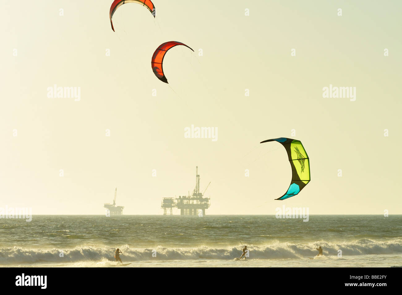 Kitesurfen am späten Nachmittag, Huntington Beach CA Stockfoto