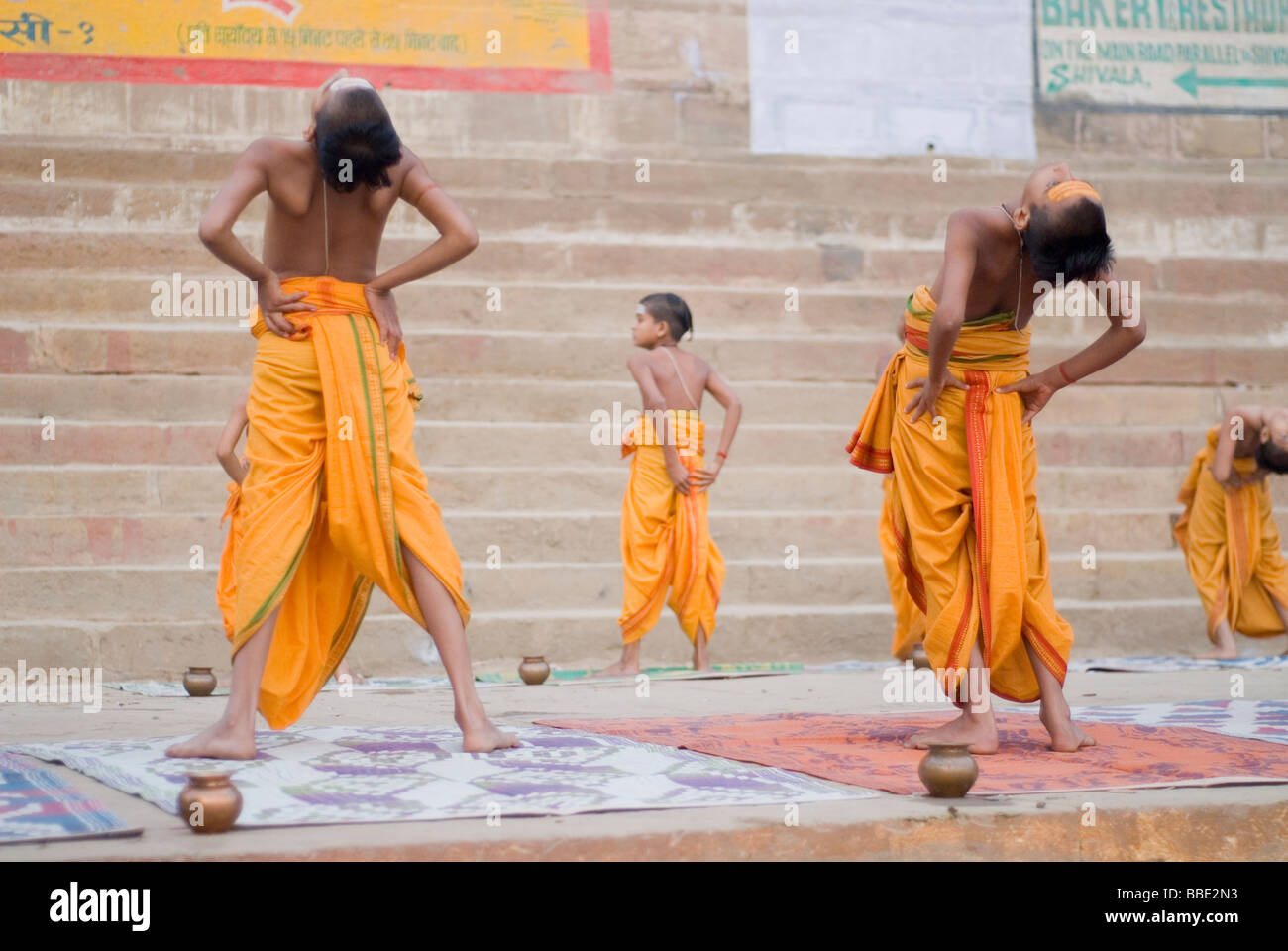 Junge Yogis Asana und Puja in Varanasi, Indien zu tun. Stockfoto
