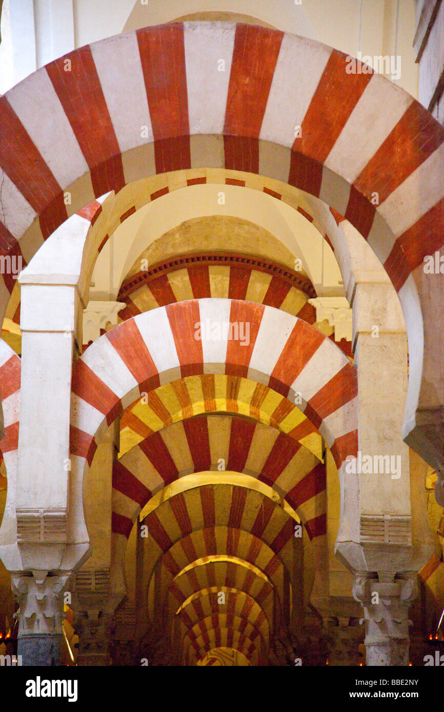Bögen in der Mezquita in Cordoba Spanien Stockfoto