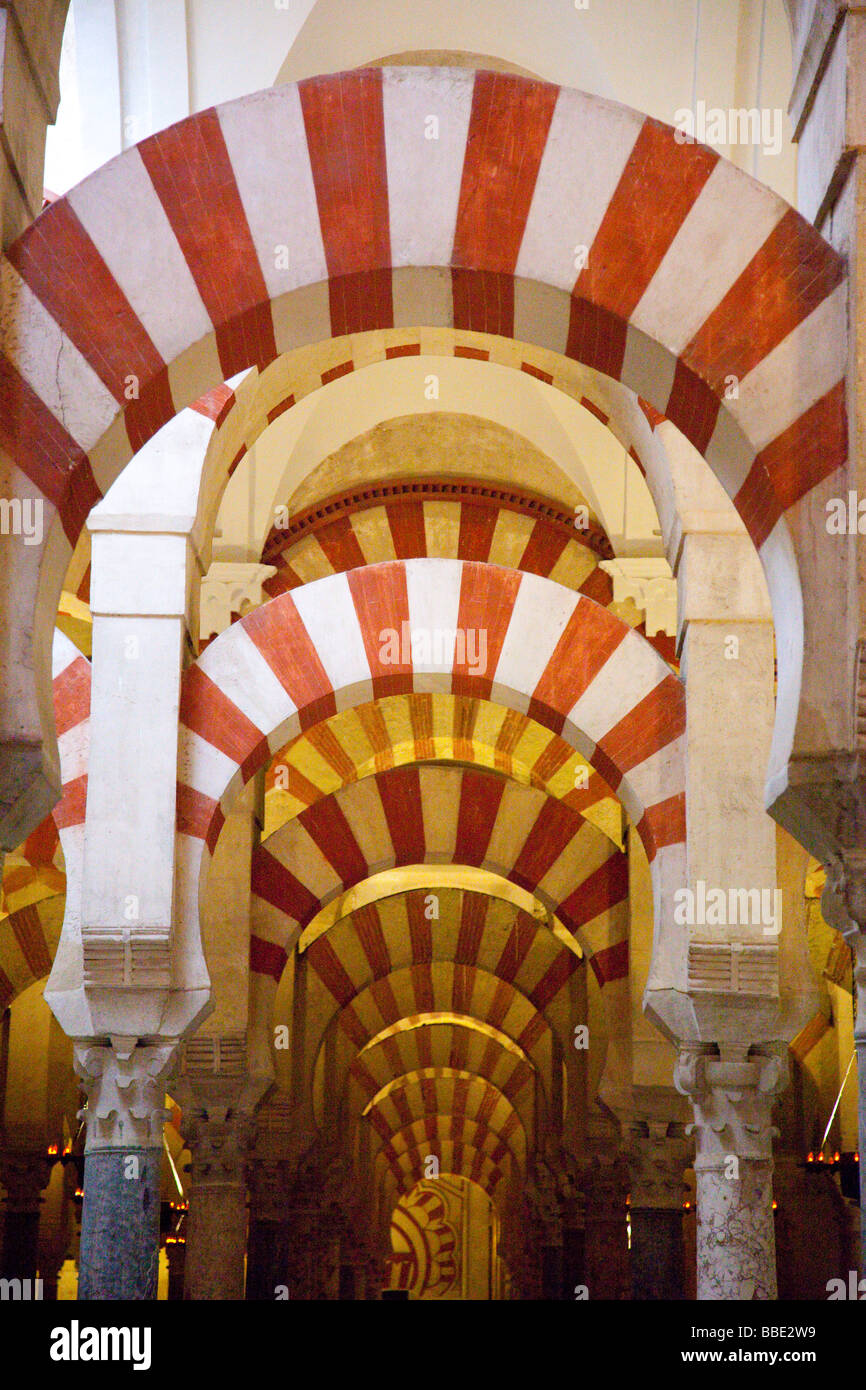 Bögen in der Mezquita in Cordoba Spanien Stockfoto
