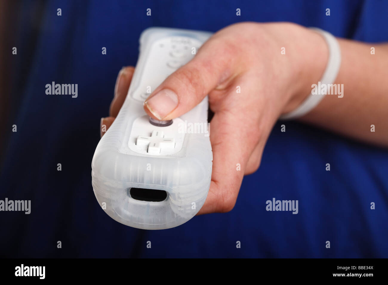 Nahaufnahme von Mädchen hält eine Nintendo Wii remote Stockfoto
