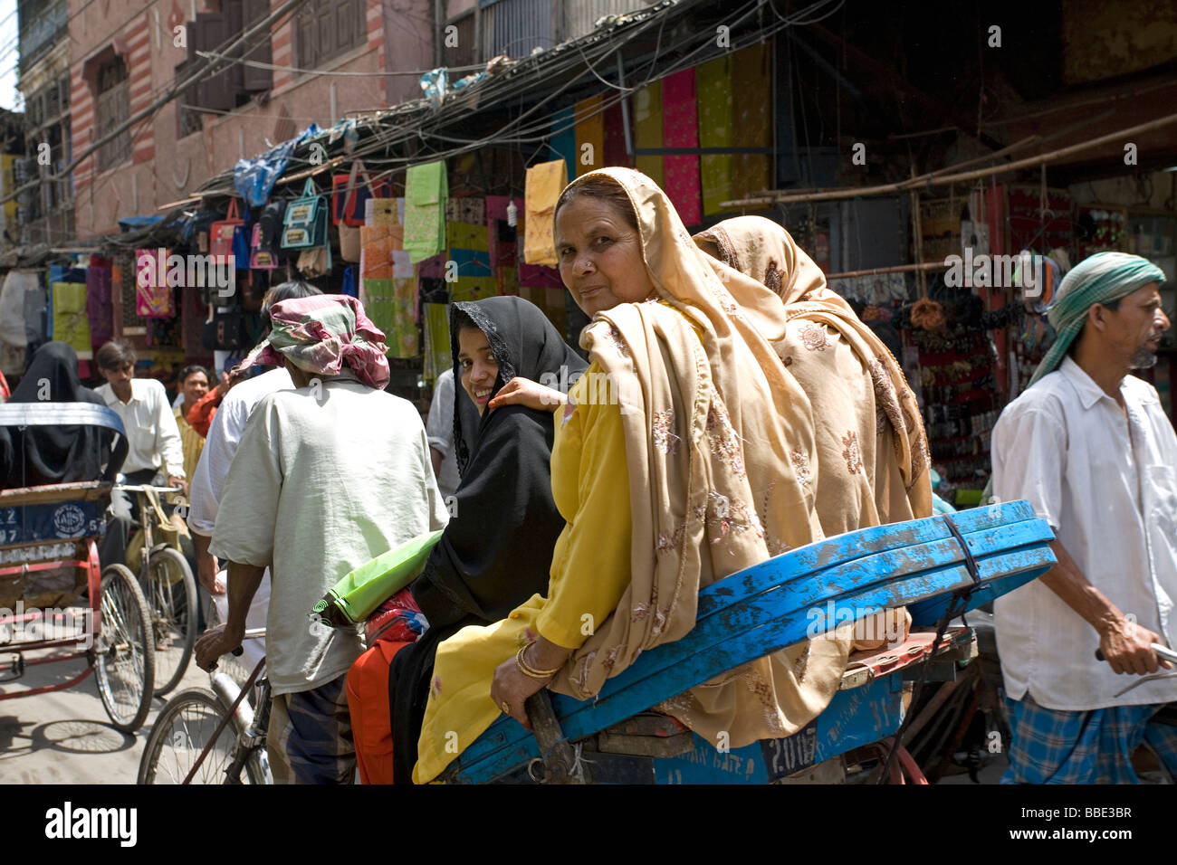 Hinduistische und muslimische Frauen auf eine Cyclerickshaw. Chown Basar. Alt-Delhi. Indien Stockfoto