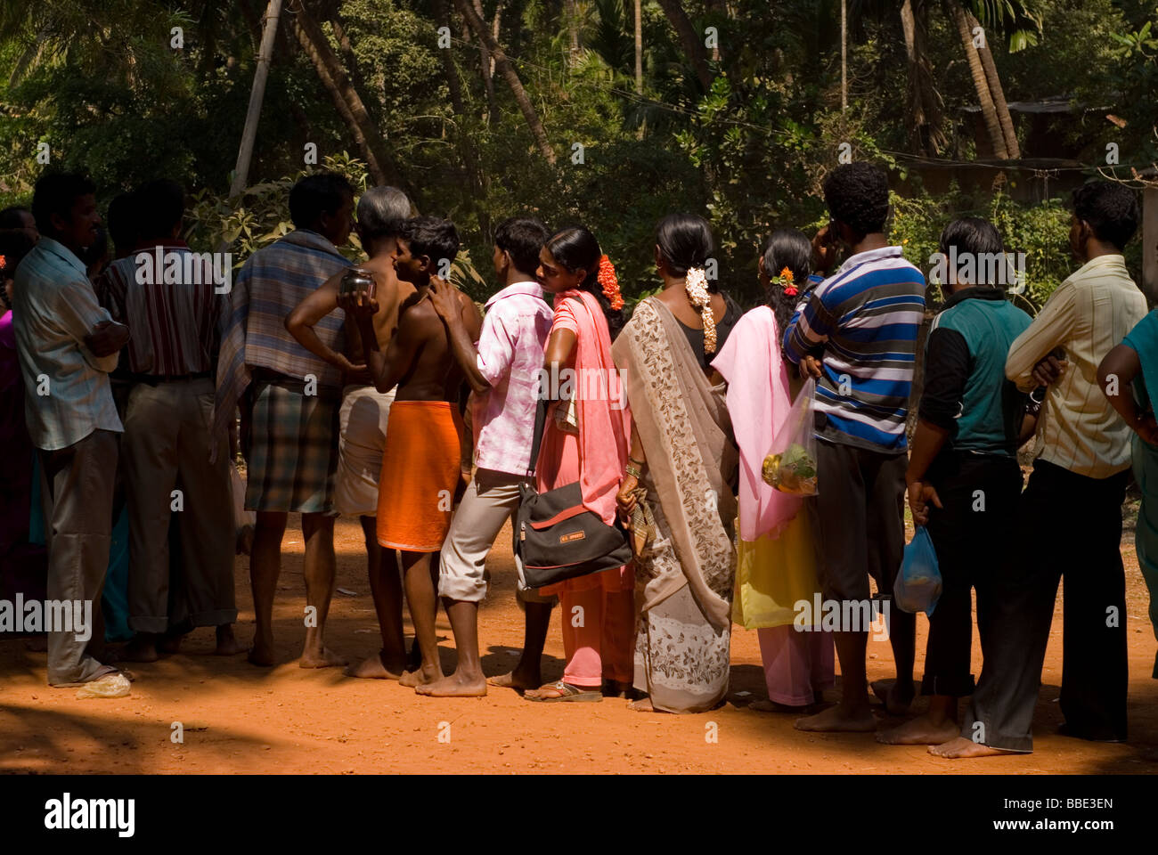 Menschen, die Schlange in der Nähe der einem Shivaratri Festival in Gokarna, Indien. Feb 2009 Stockfoto