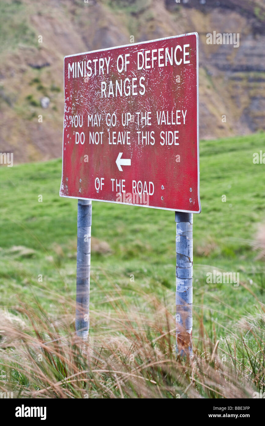 Warnschild an den Grenzen der Bereiche des Verteidigungsministeriums in der Nähe von Otterburn im Northumberland National Park Stockfoto