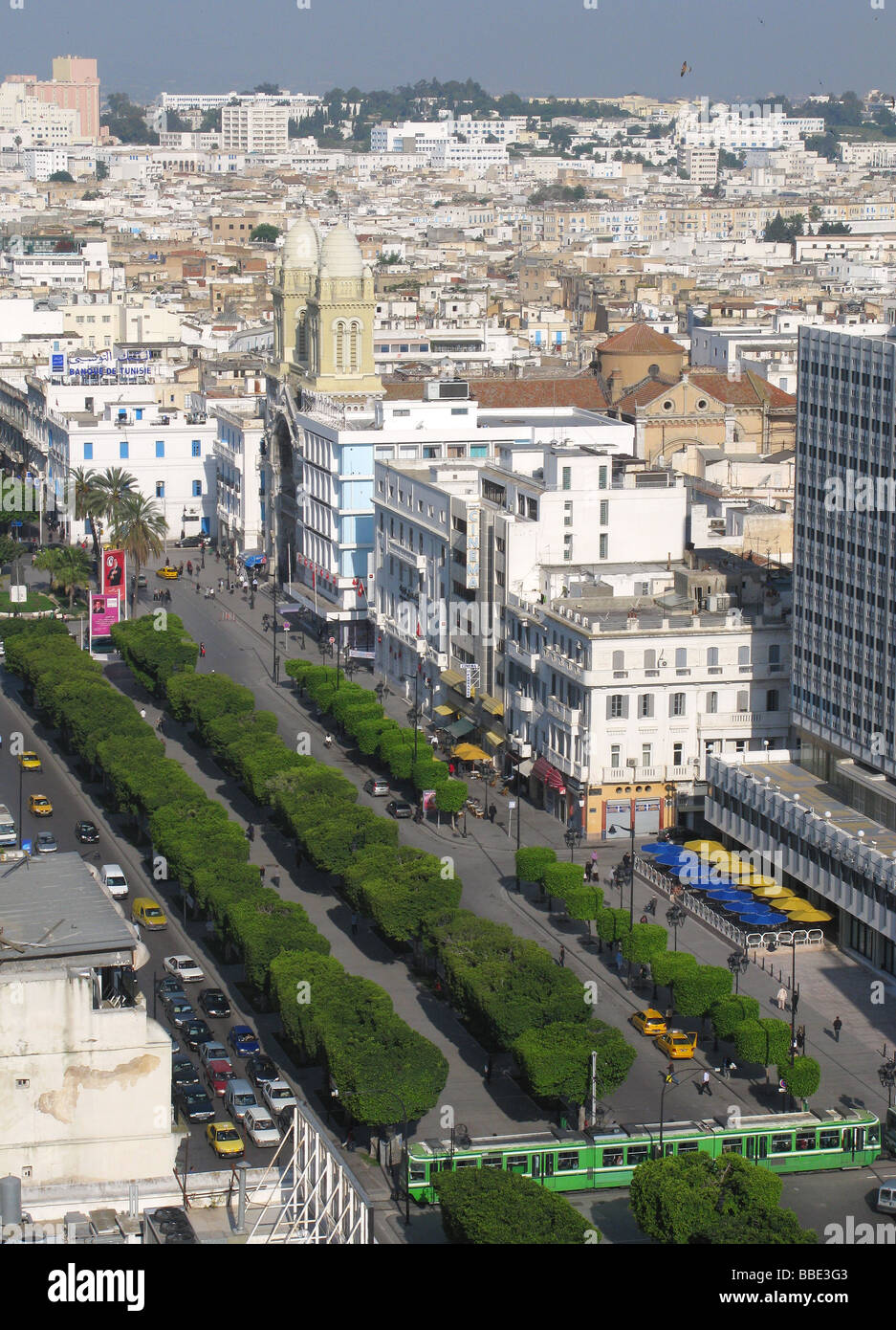 TUNIS, TUNESIEN. Blick hinunter auf Avenue Bourguiba, mit der Medina in der Ferne. 2009. Stockfoto