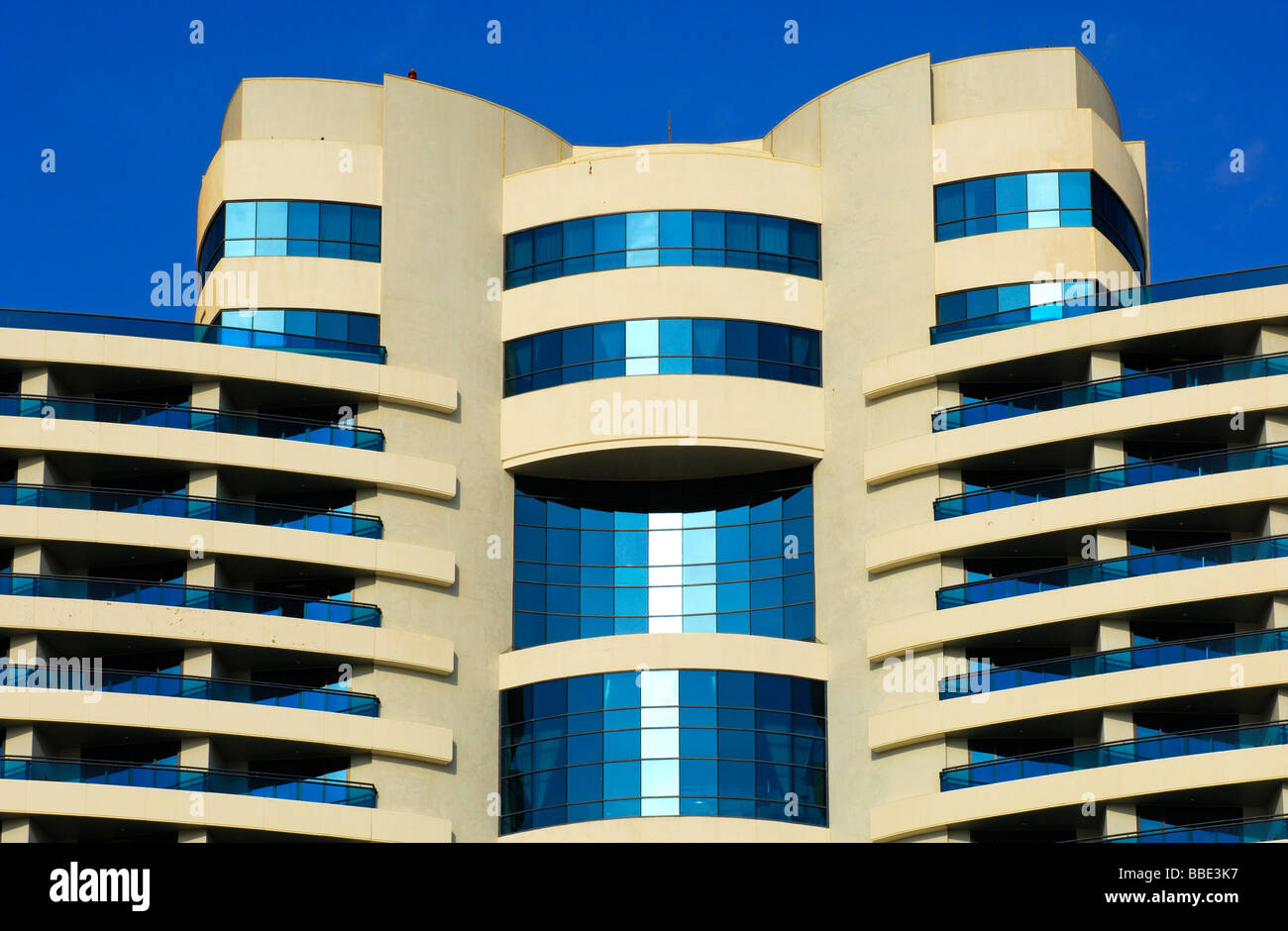 Moderne Architektur Fenster und Balkone der Le Meridian Hotel Al Aqah Beach Resort, Fujairah, Vereinigte Arabische Emirate, VAE Stockfoto