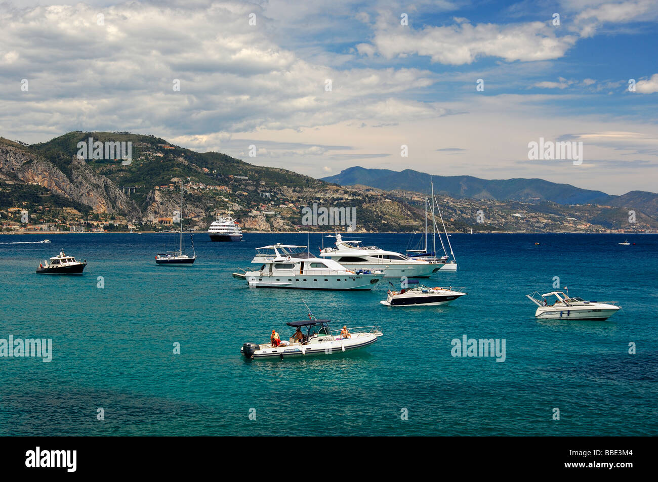 Segelyachten und Motorboote in die Bucht von Menton, Bergkette der Seealpen in den Rücken, Côte d ' Azur, Frankreich Stockfoto