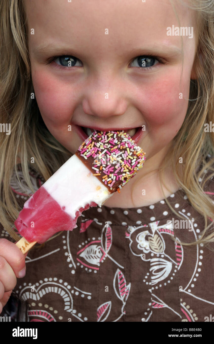 Mädchen ein Fab Eis essen Stockfoto
